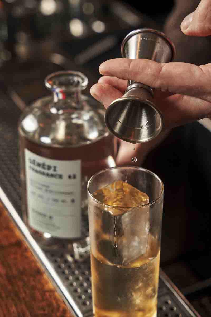 Photo d'un homme en train de préparer un cocktail à base de génépi fragrance 42.