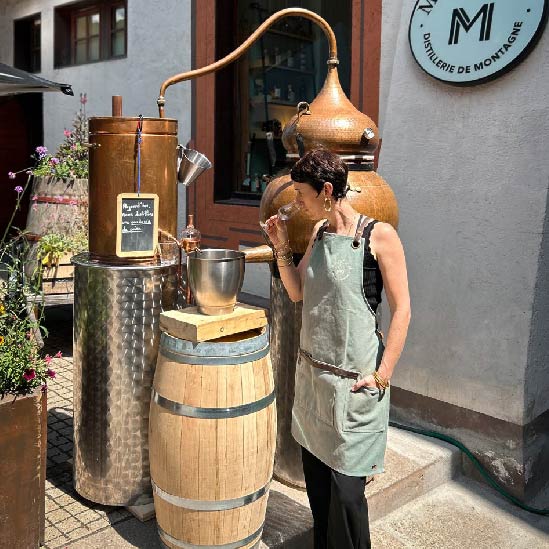 Photo de Roxane Mengoli en train de sentir l'alcool dans un verre