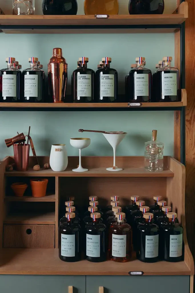 Photo de plusieurs flacons de spiritueux dans la distillerie Maison M.
