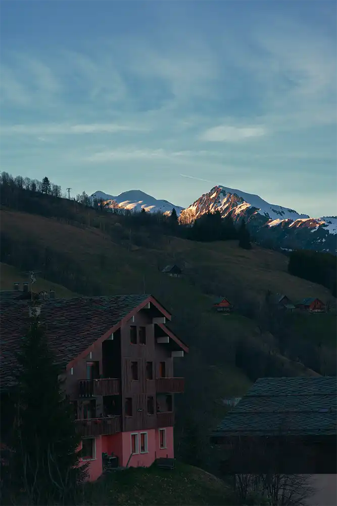 Photo d'un couché de soleil sur la vallée de Valmorel en Savoie.