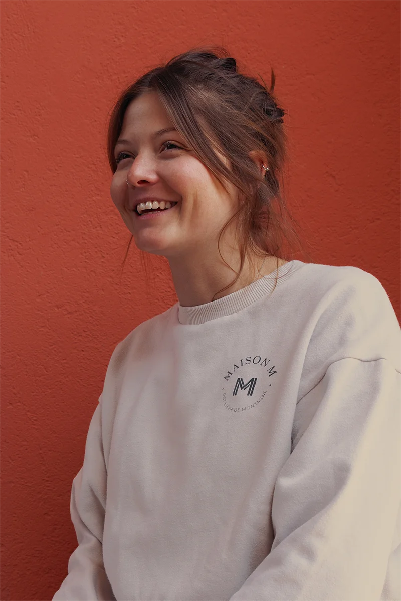 Photo de Fanny Harlin devant la distillerie Maison M.