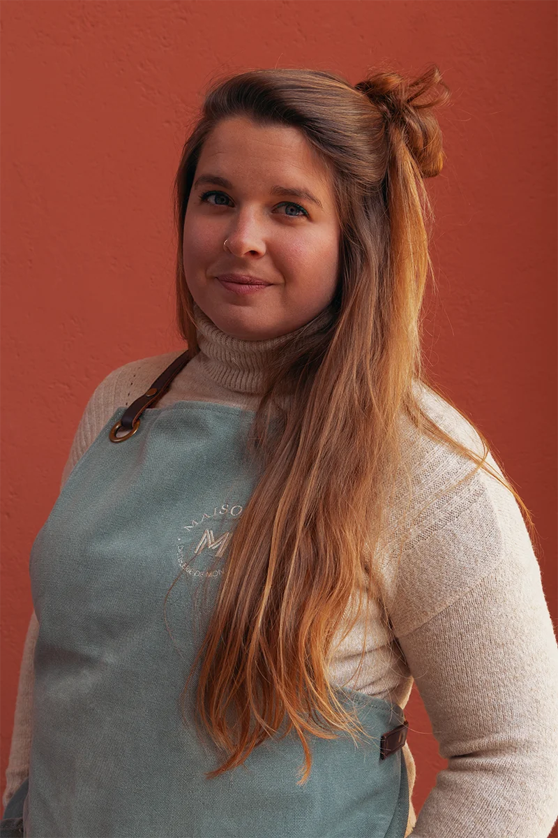 Photo de Julia Deloménie devant la distillerie Maison M.