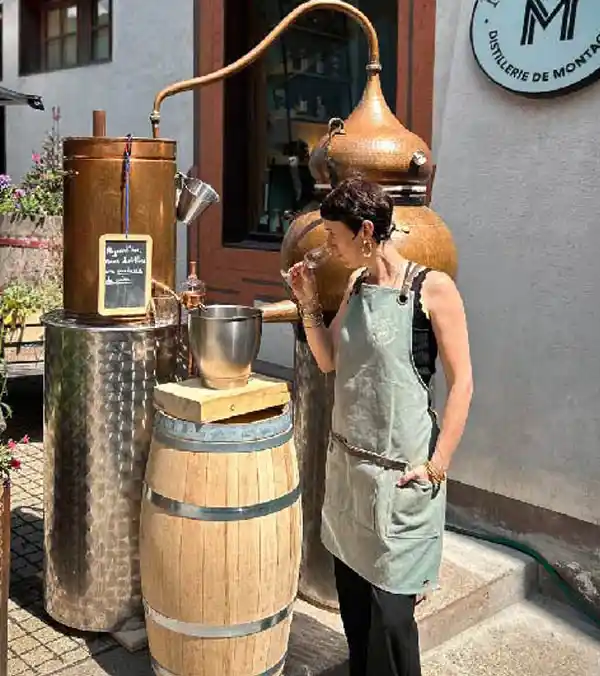 Photo de Roxane Mengoli en train de sentir l'alcool dans un verre