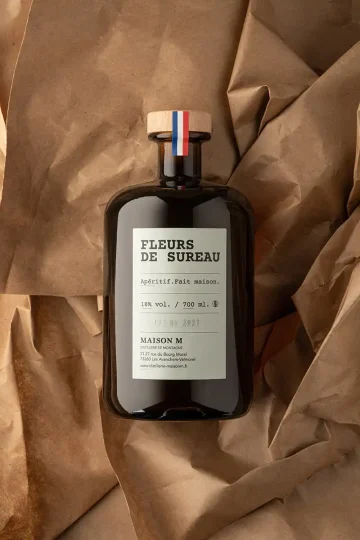 Photo d'un flacon d'apéritif de fleur de sureau en 700 ml créée par la distillerie Maison M